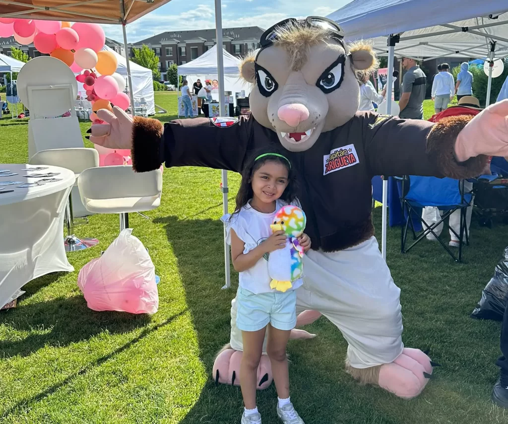 Capitan Zarigueya compartiendo con niños en festival