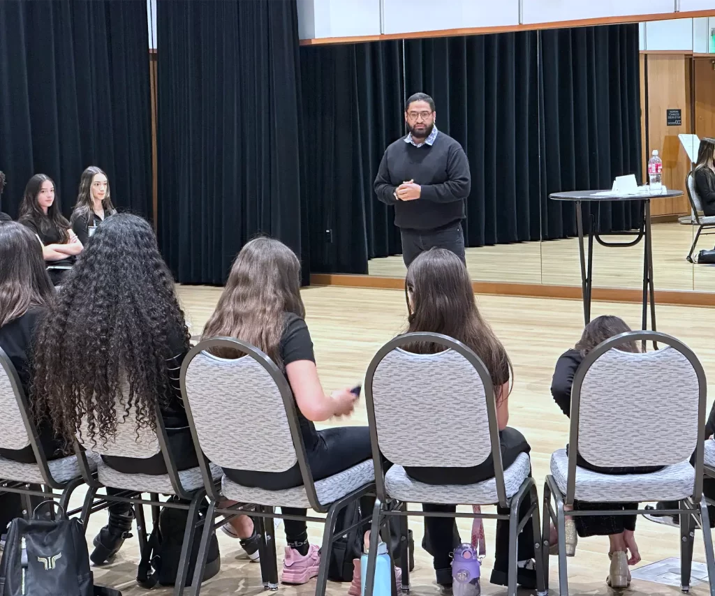capitan zarigueya dando talleres y educando sobre cultura y juegos tradicionales