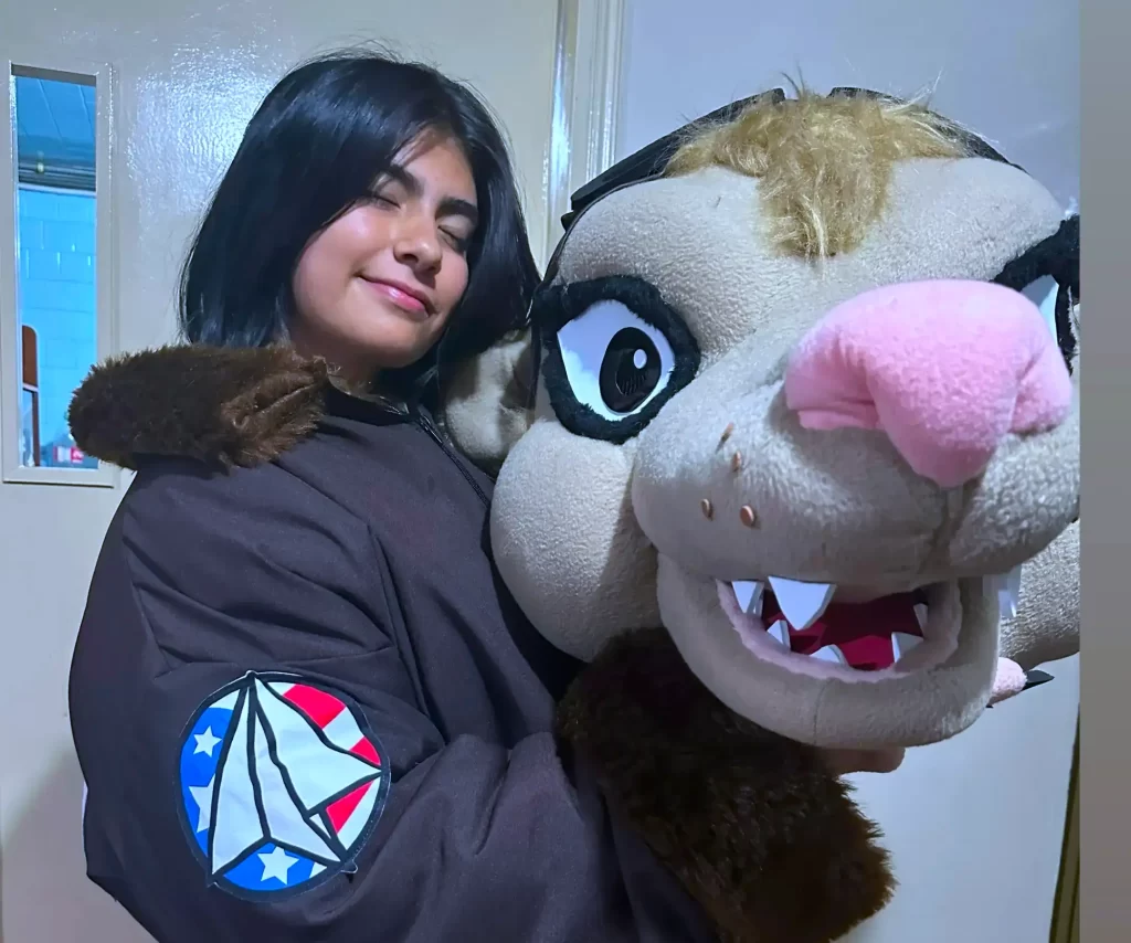 chica poniendose el traje de capitan zarigueya para animar ninos