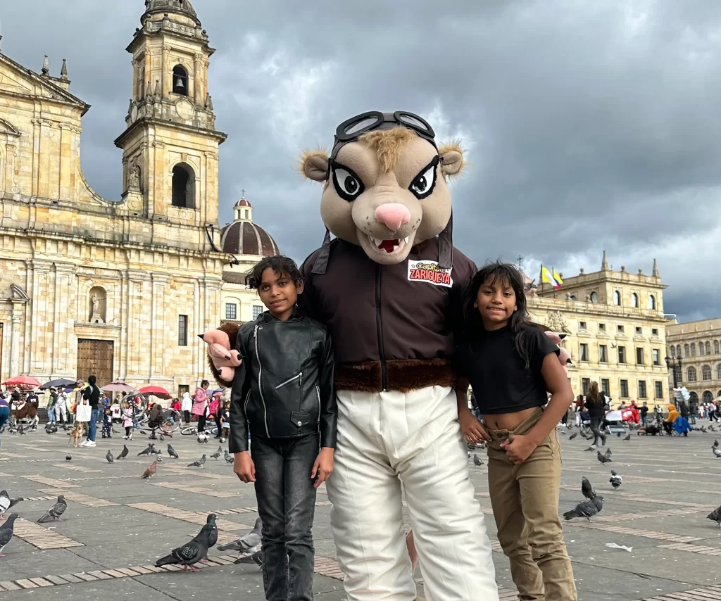 Mascota de la fundacion-capitan zarigueya en ciudad de Mexico