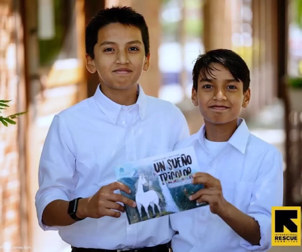 Niños sosteniendo uno de los libros del Capitan Zarigueya
