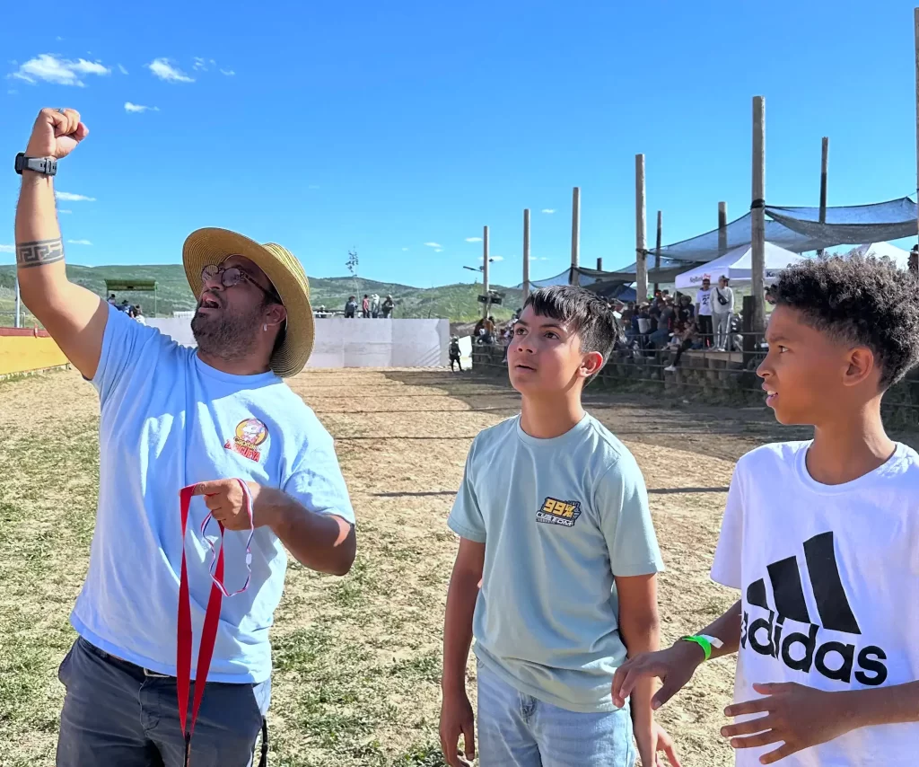 Niños volando cometas con el Capitan Zarigueya