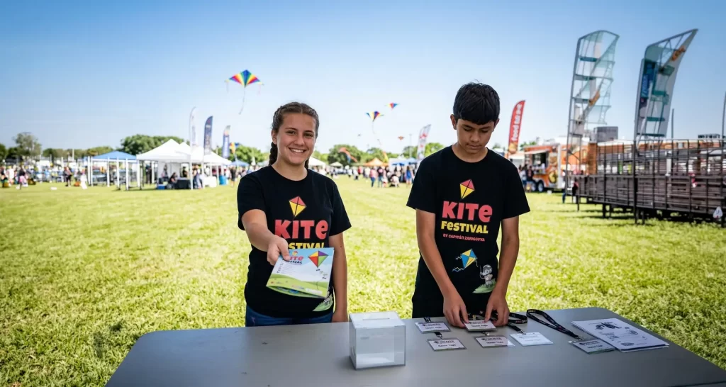 voluntarios mostrando el programa del evento Utah kite festival